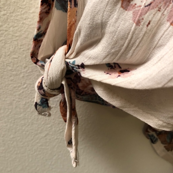 Romantic Floral Blouse - Picture 4 of 8